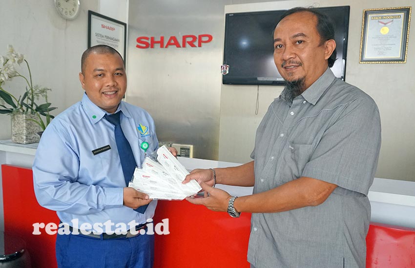 Andry Adi Utomo, National Sales Senior General Manager PT Sharp Electronics Indonesia menyerahkan donasi masker secara simbolik kepada Hendra Purnama dari RSUD Kalideres.