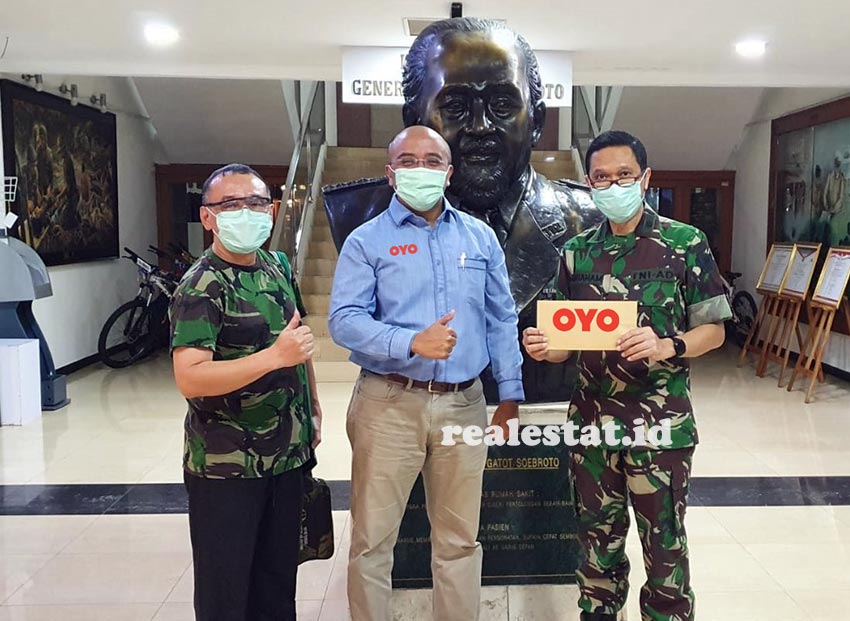 Dari kiri ke kanan: Kolonel dr. Roedi Djatmiko; Renaldy Martin - Head of Government Relations, OYO Hotels and Homes, Indonesia; dan Kolonel dr. Abraham Arimuko - Dirbinum RSPAD Gatot Soebroto.