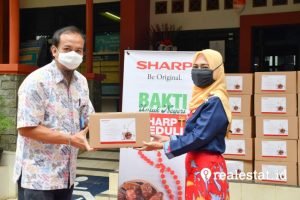 Andri adi utomo sharp indonesia donasi sembako covid-19 realestat id dok-2