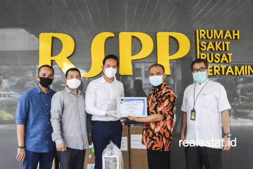 Yosef Resi Herwidi, Customer Manager PT BROAD Group Indonesia (tengah), didampingi Moh Zulfa - General Manager PT Permata Karya Jasa (kedua dari kiri) dan Baskara Agung Wibawa - VP. Human Resources PT Perusahaan Gas Negara (Persero) Tbk. (paling kiri) menyerahkan donasi BROAD Group kepada RSPP diwakili oleh Wakil Direktur Medis RSPP Dr. Asep Saepul Rohmat SpPD, KGEH (kedua dari kanan) dan Wakil Direktur Penunjang Medis RSPP Drg. Ahmad Zulkifli, Sp.BM. (paling kanan).