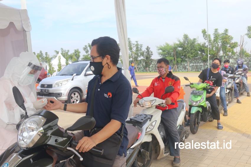 Penghuni perumahan Asya dan warga sekitar melakukan pemeriksaan dan pengambilan sampel darah pada kegiatan rapid test Covid-19 gratis yang berlokasi di lapangan parkir dekat danau Asya, Jakarta Garden City, Jakarta Timur (27/5/2020).