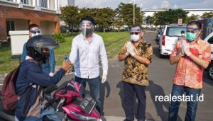 jababeka residence bagikan hand sanitizer masker covid-19 suteja darmono realestat id dok