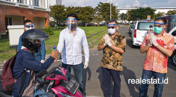 jababeka residence bagikan hand sanitizer masker covid-19 suteja darmono realestat id dok