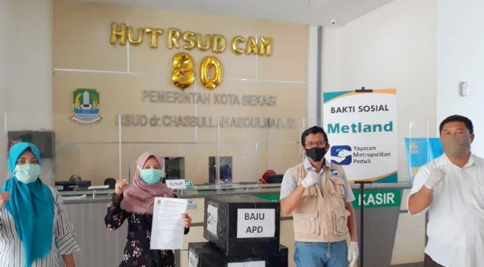 Metland Yayasan Metropolitan Peduli YMP Gerakan Peduli APD Anne Avantie realestat id dok
