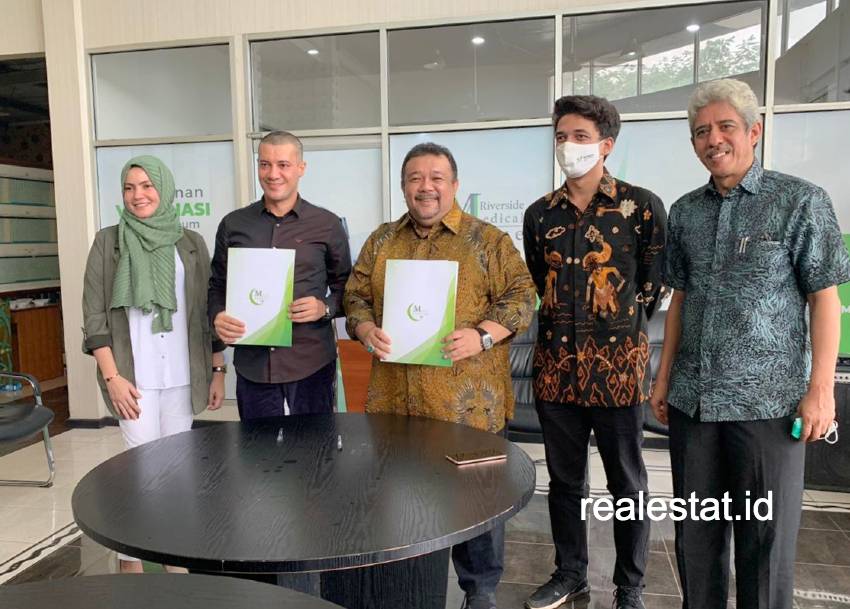 President Director of Riyadh Group Indonesia, Bally Sahputra (middle) at the inauguration of Riverside Medical Center (RMC). 