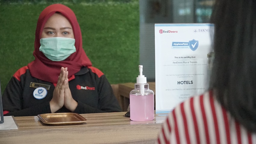 Wisatawan mengecek sertifikasi “HygienePass”-di salah satu properti RedDoorz di Jakarta. (Foto: Istimewa)