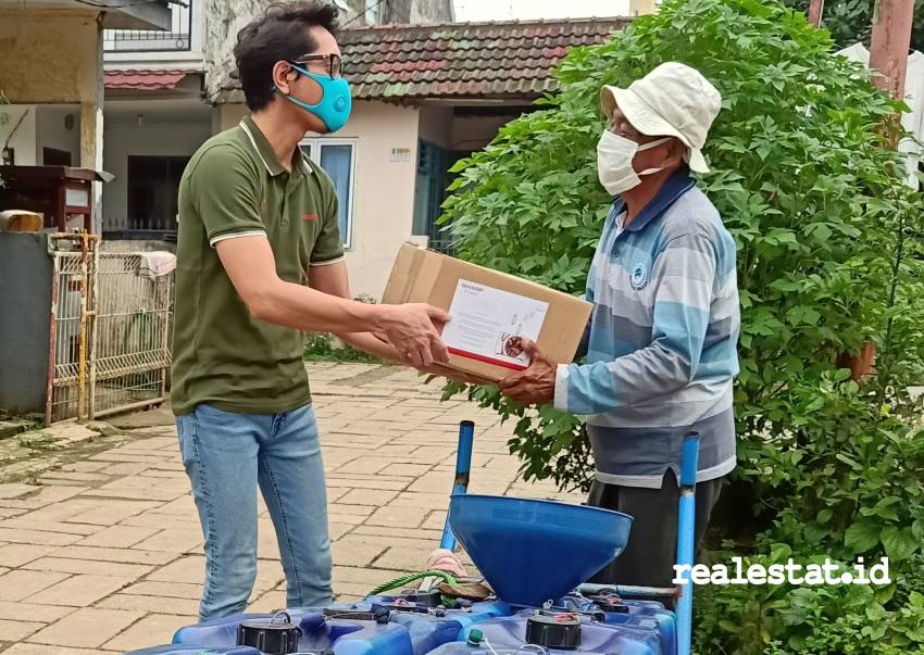 Sharp Indonesia melakukan donasikan langsung ke warga terdampak di Binong,  Tangerang.