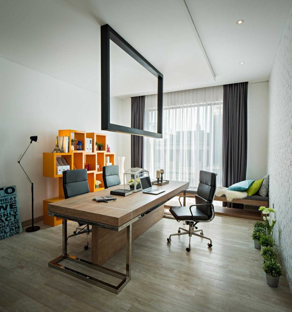ruang kerja yang luas dan minimalis