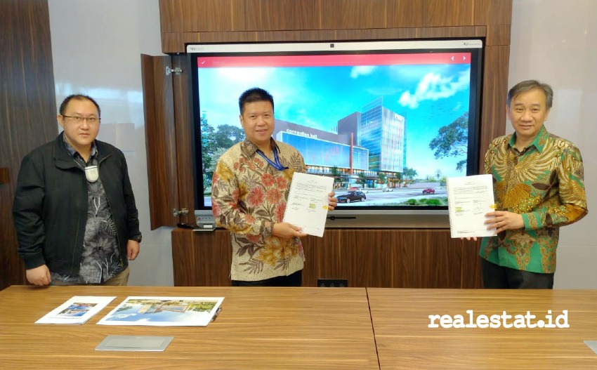 Penandatangan kerja sama antara dilakukan Andreas Andreyanto, CEO PT Simbiotik Multitalenta Indonesia (tengah) dan Doddy Tjahjadi, Managing Director PTI Architects (kanan), Rabu, 16 Desember 2020. (Foto: RealEstat.id)