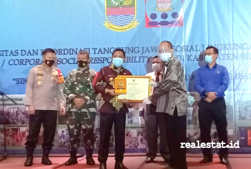 Penghargaan CSR diserahkan oleh Bupati Bekasi, Eka Supria Atmaja kepada Aris Dwi Cahyanto, General Manager PT Jababeka Infrasrtuktur.