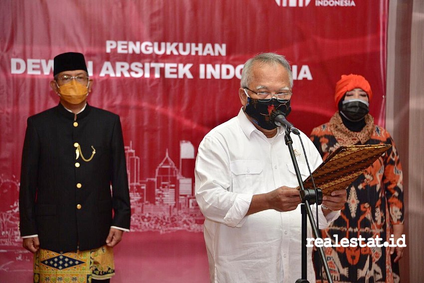 Menteri PUPR, Basuki Hadimuljono saat mengukuhkan Dewan Arsitek Indonesia (DAI) - (Foto: Dok. Kementerian PUPR)