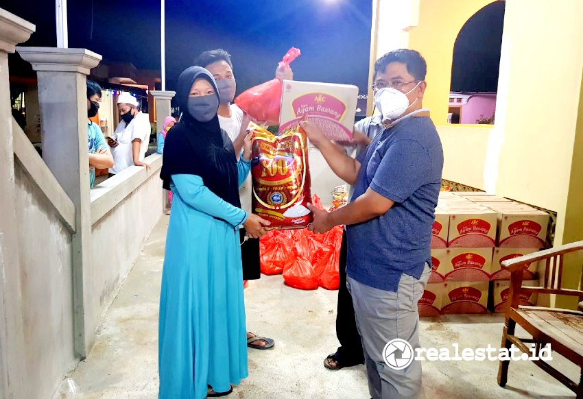 Ketua Umum DPP Apersi, Junaidi Abdillah memberikan bantuan kepada korban bencana alam. (Foto: Dok. Apersi)