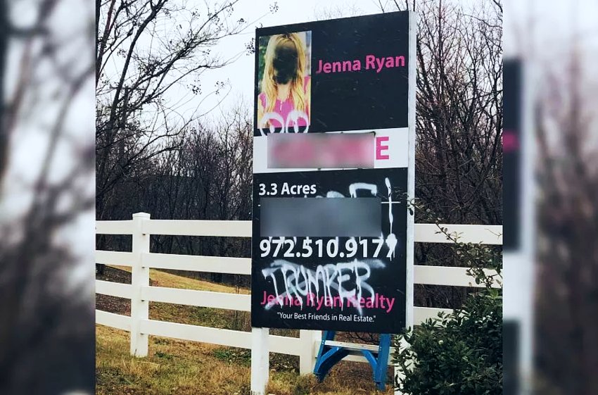 Papan iklan milik broker properti, Jenna Ryan yang dirusak (Foto: Newsweek) 