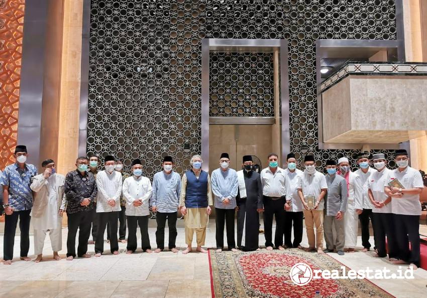 Penyerahan wafak 3.000 mushaf Al-Qur'an dari YMSM kepada Badan Pelaksana Pengelola Masjid Istiqlal. (Foto: Dok. YMSM)