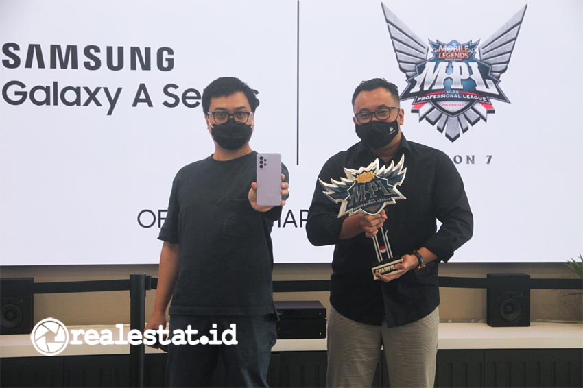 Irfan Rinadi, Product Marketing Manager Samsung Electronics Indonesia bersama Azwin Nugraha, Head of PR e-sports Moonton Indonesia, menjalin kesepakatan kerjasama untuk mendukung dunia e-sport Indonesia, pada Rabu (24/3/2021) di Jakarta.