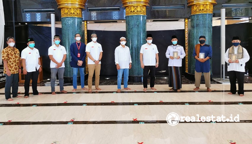 Penyerahan wakaf 300 mushaf Al-Qur’an dari Sinar Mas Land kepada 3 Masjid di Kawasan Grand Wisata Bekasi.