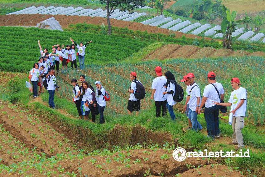 Salah satu kegiatan pelestarian lingkungan yang dilakukan Sharp Indonesia. (Foto: RealEstat.id)