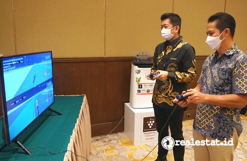 Shinji Teraoka, Presiden Direktur PT Sharp Electronics Indonesia dan Syaifudin, Executive Vice President Divisi Business Service Telkom, mencoba Cloud Gaming hasil karya anak bangsa GameQoo. (Foto: Dok. Sharp Indonesia)