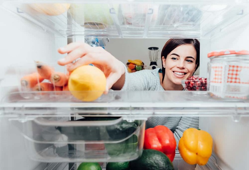 Mengatur bahan makanan di lemari es secara tepat akan menghemat konsumsi daya  listrik pada lemari es. (Foto: shutterstock)