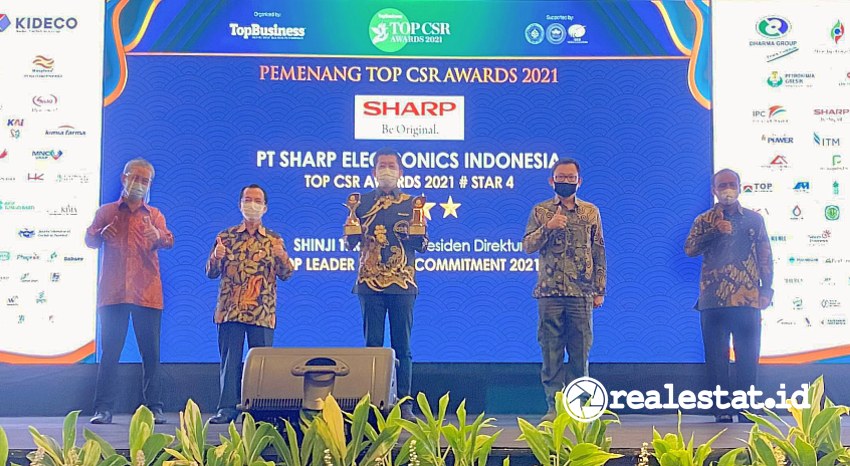 Shinji Teraoka, Presiden Direktur PT Sharp Electronics Indonesia, saat menerima Penghargaan Top CSR Awards  2021.