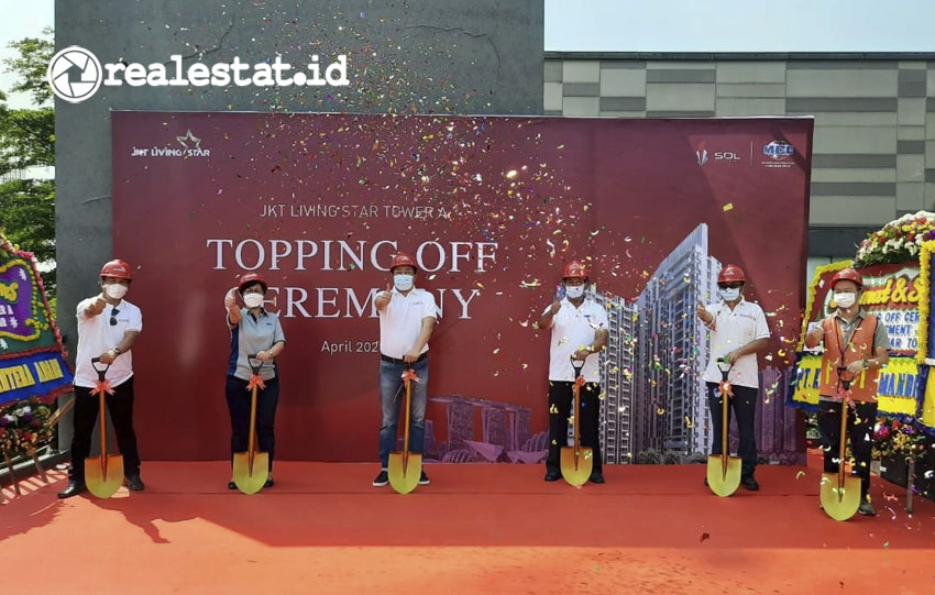 Kegiatan seremoni yang dilakukan dalam rangka peresmian tahap topping off dari pembangunan proyek apartemen JKT Living Star. (Foto: dok. JKT Living Star)