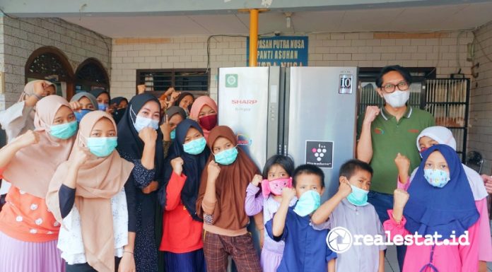 Sharp Bersedekah Serah Terima Lemari Es di Panti Asuhan Yayasan Putra Nusa realestat.id dok