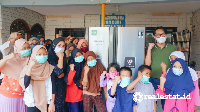 Serah Terima Lemari Es di Panti Asuhan Yayasan Putra Nusa (Foto: Dok. Sharp Indonesia)