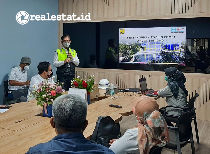 Penjelasan mengenai proyek Stasiun Pompa Ancol Sentiong, pada Selasa (04/05/2021). Rumah pompa yang berada di  hilir Kali Sentiong ini merupakan bagian dari rencana induk pengendalian banjir Jakarta. (Foto: Adhitya Putra)