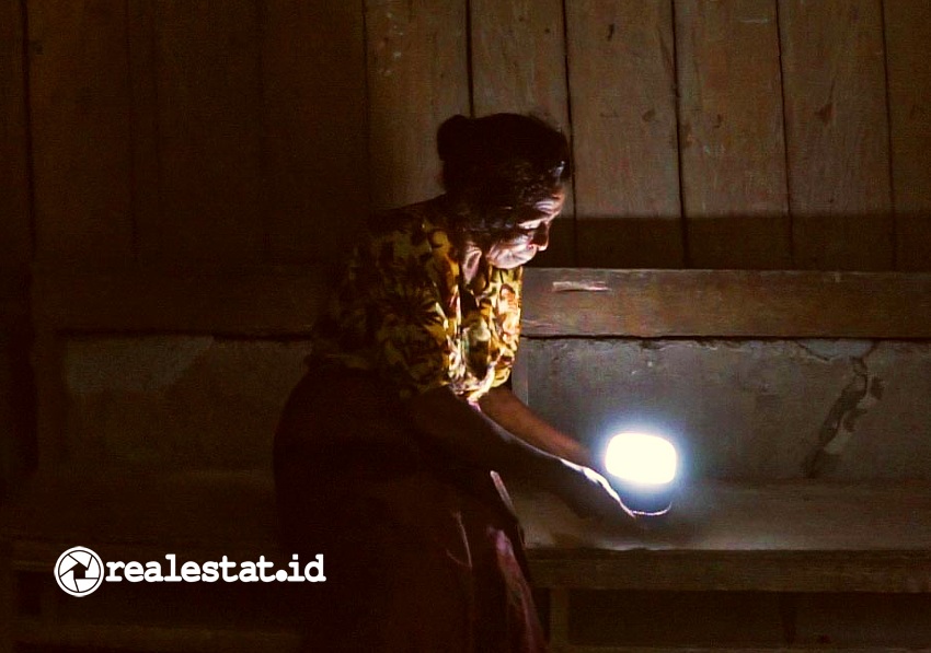 Program yang didanai Signify Foundation ini membawa pencahayaan ke 16 desa yang belum terjangkau listrik di Kabupaten Kupang dan Sumba Tengah, Nusa Tenggara Timur (NTT).