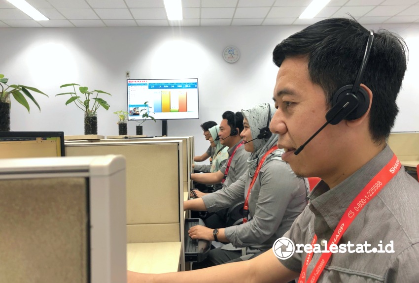 Petugas Call Center Sharp Indonesia tengah melayani konsumen (Foto: Dok. Sharp Indonesia)