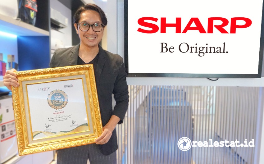 Pandu Setio, Sr. PR & Brand Communication PT Sharp Electronics Indonesia saat menerima Top CSR of The Year 2021.