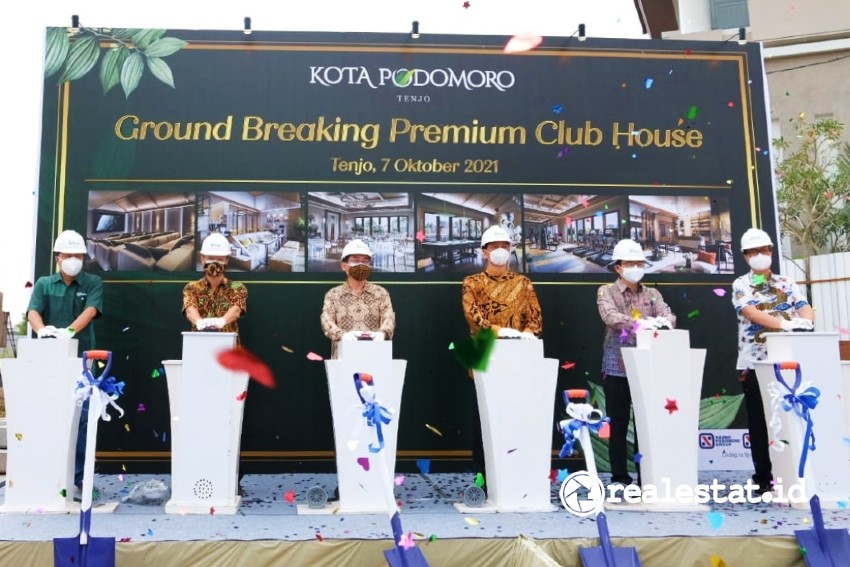 Prosesi Ground Breaking Club House Premium Kota Podomoro Tenjo.