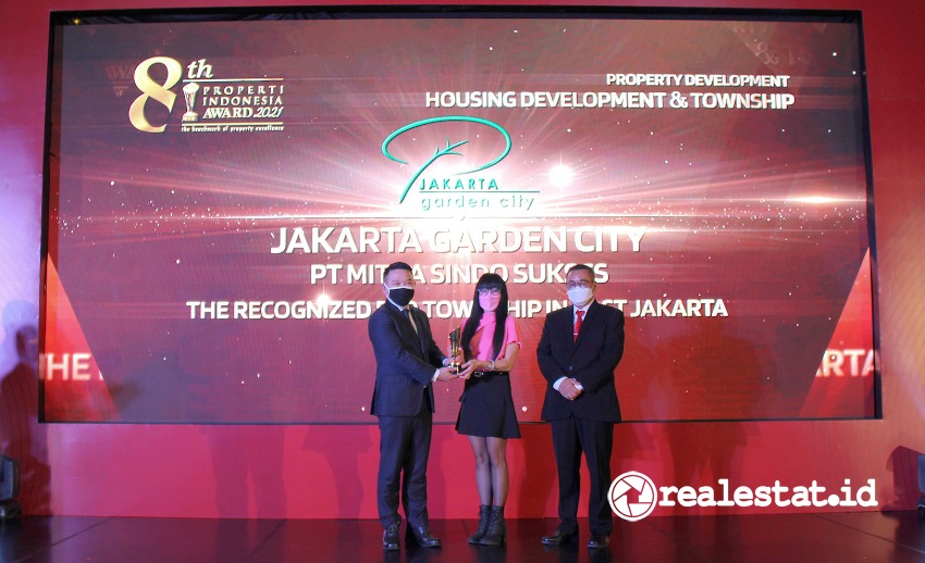 Helen Hamzah, Director Marketing Urban Development PT Modernland
Realty Tbk. (tengah) saat menerima trophy penghargaan Properti Indonesia Award (PIA) 2021.