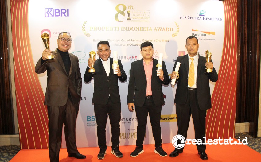 Gunawan Setyo Hadi, Corporate Communication Department Head PT Modernland
Realty Tbk. (paling kanan) berpose bersama dengan team promosi Modernland Cilejit seusai menerima trophy
penghargaan Properti Indonesia Award 2021.