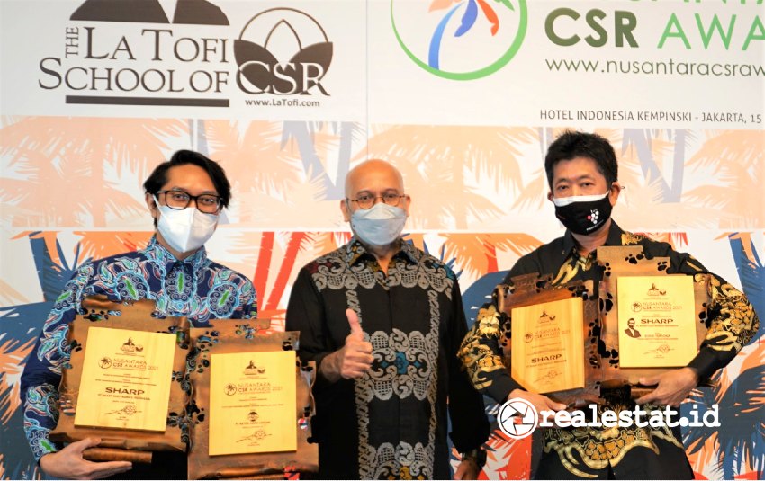 Shinji Teraoka, Presiden Direktur PT Sharp Electronics Indonesia (kanan) meraih predikat Pemimpin Penginspirasi Praktek CSR di Ajang Nusantara CSR Awards 2021.