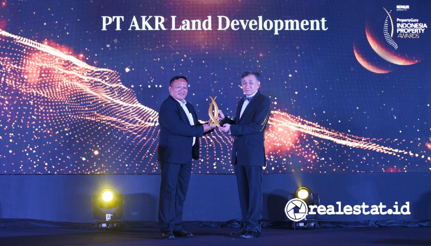 Yuwono Widiasta, Direktur AKR Land Development (kiri) menerima penghargaan di ajang  PropertyGuru Indonesia Property Awards 2021.