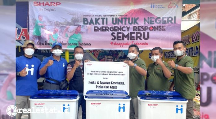 Serah Terima Donasi Posko Cuci Gratis Sharp Indonesia pengungsi Semeru Lumajang realestat.id dok