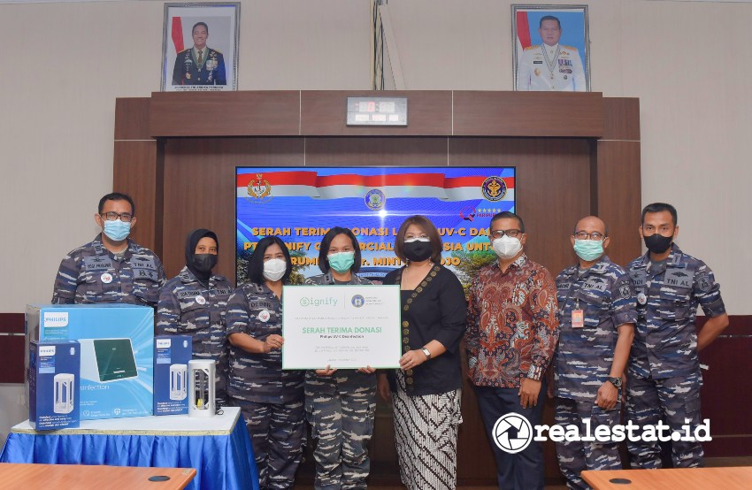 Lea K. Indra (Head of Integrated Communications and Marketing Signify Indonesia) melakukan serah terima donasi perangkat desinfeksi Signify kepada RSAL dr. Mintohardjo.