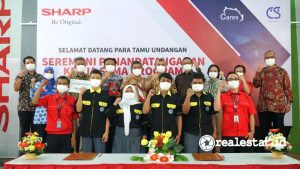 Perwakilan Sharp Indonesia, Diknas, Guru dan Siswa SMKN 4 Bandung berfoto setelah penandatanganan kerja sama.