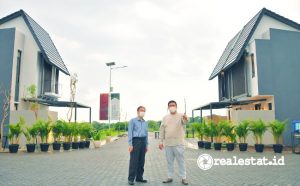 Direktur Pemasaran Intiland untuk Surabaya, Harto Laksono (kiri) bersama Direktur Utama PT Graha Abdael Sukses Hans Wibisono meninjau progres pembangunan kawasan terpadu Amesta Living sekaligus melihat unit-unit rumah contoh Selasa, 4 Januari 2022.