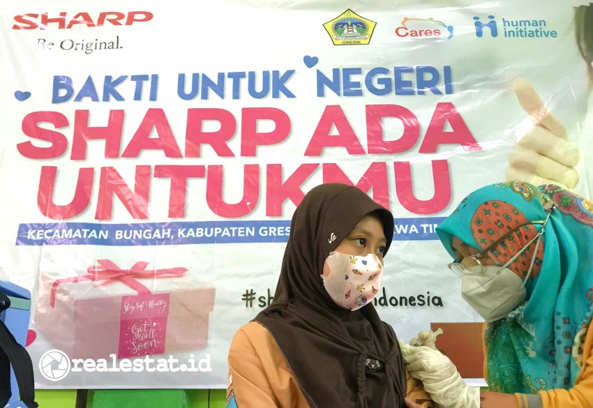 Program Pemerataan Vaksinasi Sharp Ada Untukmu Menyasar Anak-anak Setingkat SD di Gresik. (Foto: Dok. Sharp Indonesia)