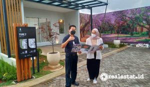 Setia Iskandar Rusli, Chief Marketing Officer Cipta Harmoni Lestari (kiri) menerangkan proyek Mazenta Residence.