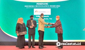 Dharma Mitra, Senior Managing Director HC & Legal PT Modernland Realty Tbk.
(ketiga dari kiri) menerima penghargaan Indonesia CSR Excellence Award 2022.
