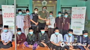 Penyerahan donasi dalam Program Bakti Untuk Negeri Persembahan Sharp Indonesia di Perayaan Hari Jadi Ke-52 Tahun.