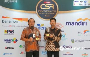 Shinji Teraoka dan Andry Adi Utomo Berpose Usai Menerima Indonesia CSR Excellence Awards 2022.
