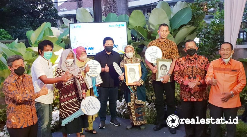Menteri BUMN, Erick Thohir saat acara penyerahan secara simbolis kunci rumah kepada keluarga pejuang reformasi di Jakarta, Senin, 25 April 2022. (Foto: Dok. Bank BTN)
