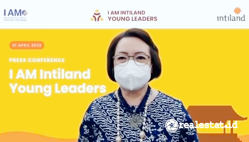 Theresia Rustandi, Corporate Secretary dan Head of CSR Intiland, saat menjelaskan Program IAM Intiland Young Leaders, Kamis, 21 April 2022.