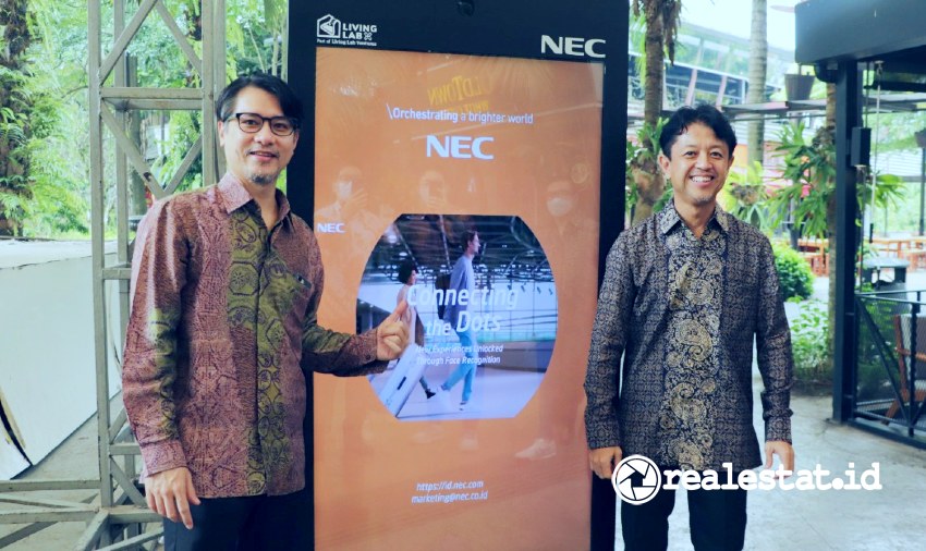 (kiri-kanan) Chief Transformation Officer Sinar Mas Land, Mulyawan Gani dan Presiden Direktur NEC Indonesia, Joji Yamamoto saat meresmikan perangkat Smart Digital Advertising.