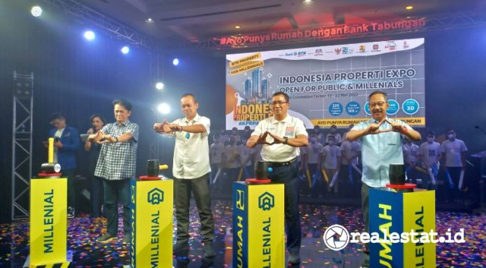Dari kiri ke kanan: Chandra Hamzah (Komisaris Utama Bank BTN), Iwan Suprijanto (Direktur Jenderal Perumahan Kementerian PUPR), Haru Koesmahargyo (Direktur Utama Bank BTN), dan Adi Setianto (Komisioner BP Tapera) saat membuka Indonesia Properti Expo (IPEX) 2022 di Jakarta Convention Center (JCC), Ahad, 15 Mei 2022. (Foto: realestat.id).