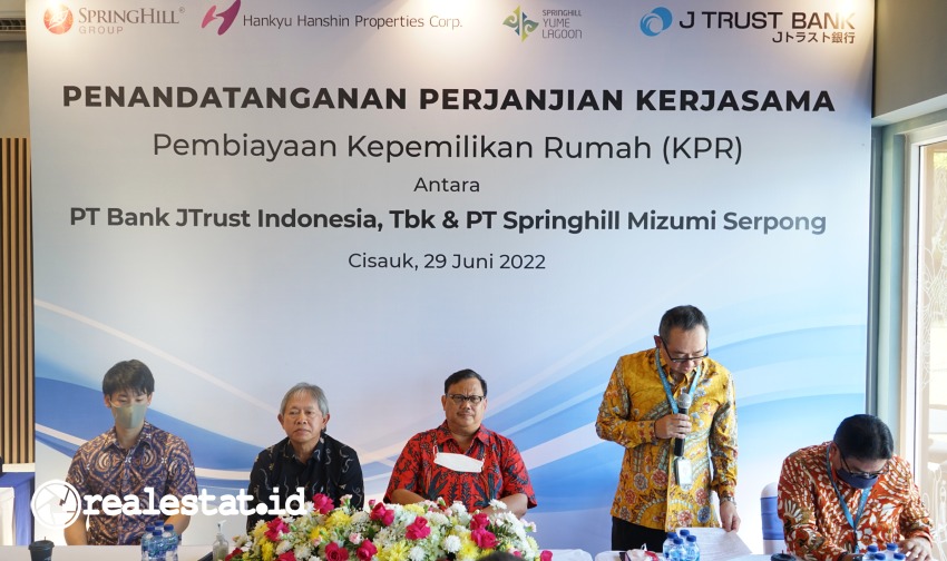 Penandatangan kerja sama PT Bank JTrust Indonesia Tbk (J Trust Bank) dengan PT Springhill Mizumi Serpong untuk pengucuran KPR di Springhill Yume Lagoon, Cisauk, Tangerang.